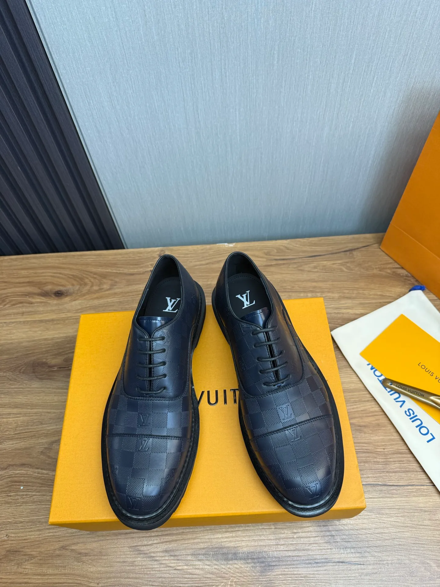 Men's shoes 💰900💰 LV. Men's casual lace-up leather shoes, the latest hot style 🔥 1:1 original purchase quality, top quality goods ⬆️The upper is imported open-edge beaded cowhide, cowhide, and cow suede. The hand-made three-dimensional stitching highlights the round toe design. The inner foot pads are all imported cowhide, with the original wear-resistant foam outsole, matching code 39-44, (38, 45 custom-made, non-refundable)